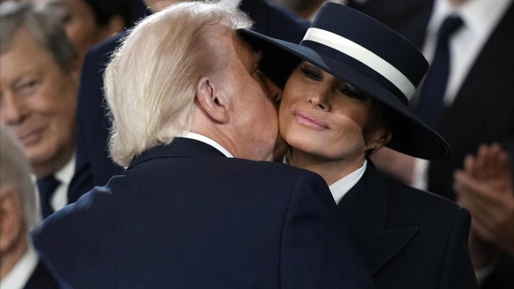 Trump besó a Melania, casi en el cuello, tras asumir la presidencia de Estados Unidos.