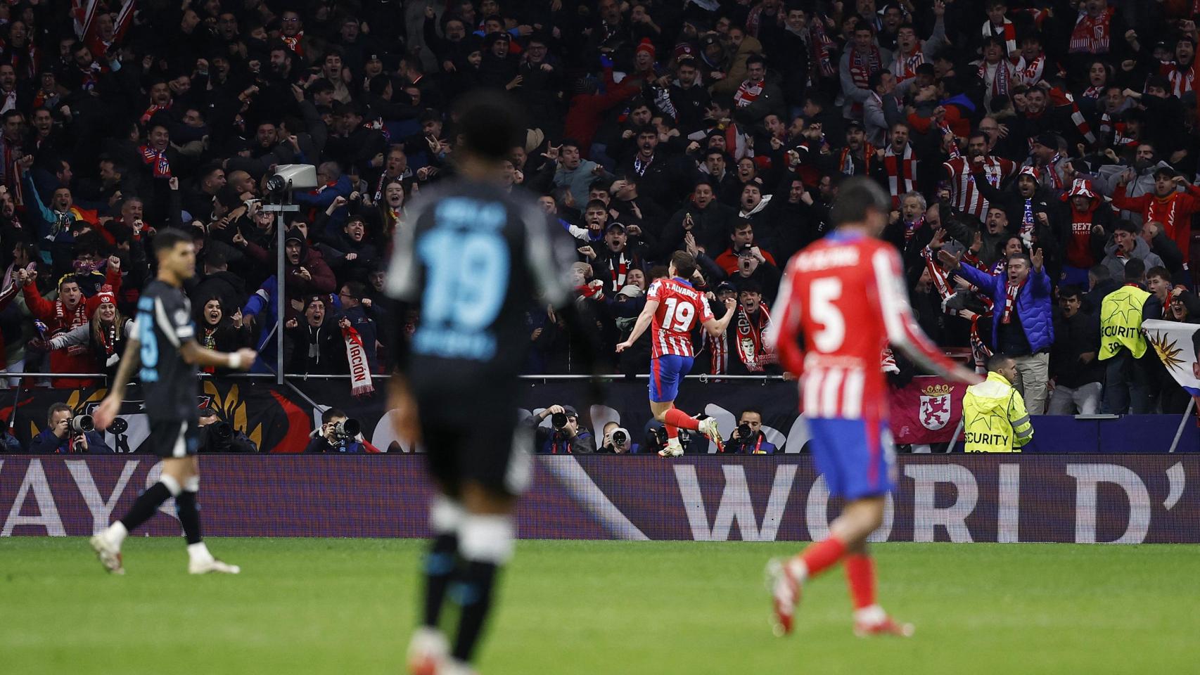 Julián Álvarez protagoniza una noche mágica con su doblete ante el Bayer Leverkusen y da la victoria a un heroico Atlético