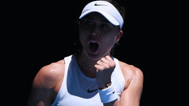 Paula Badosa celebra un punto ante Coco Gauff.