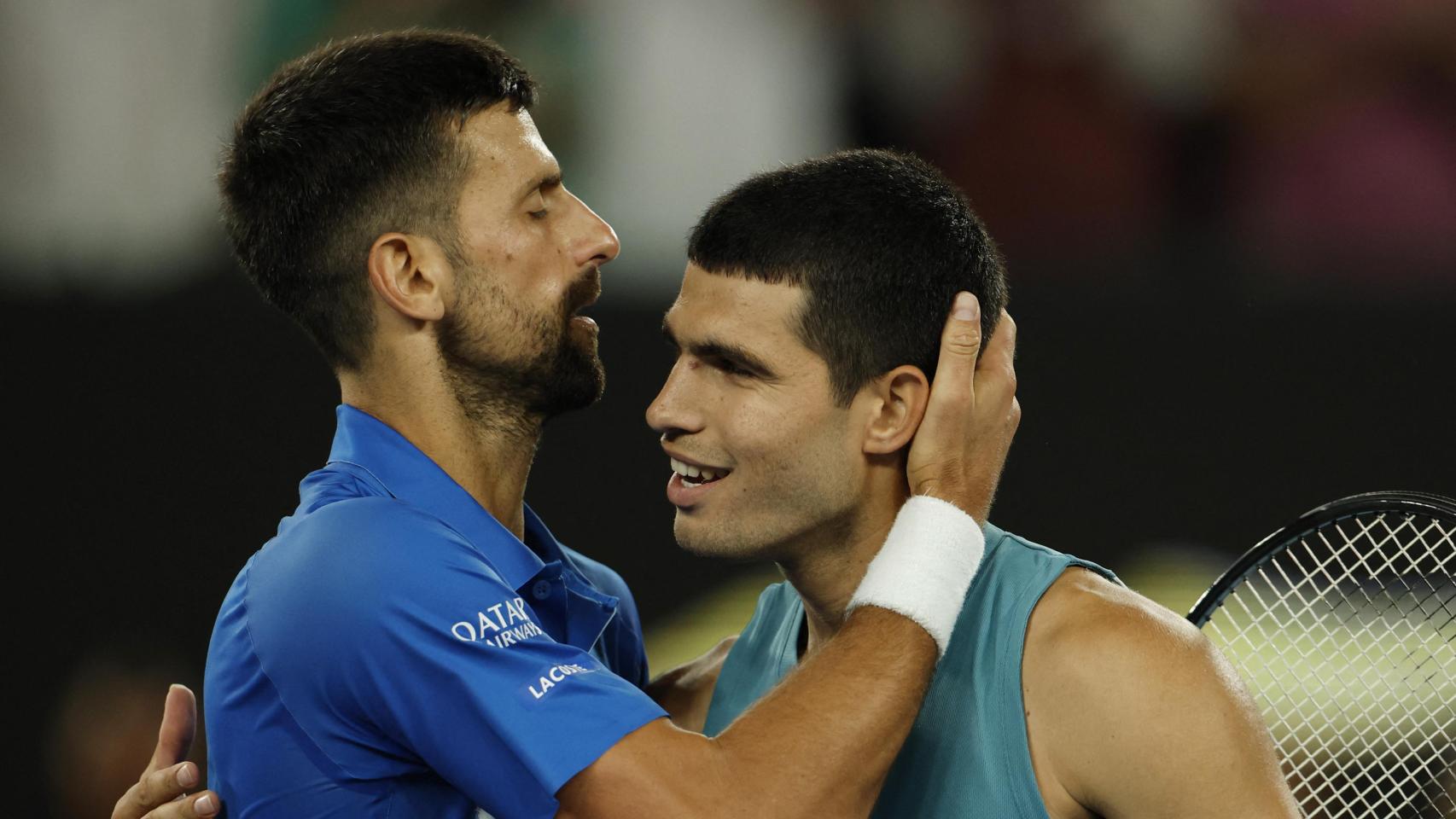 Djokovic sigue siendo demasiado para Carlos Alcaraz en pista dura y avanza a semis del Open de Australia