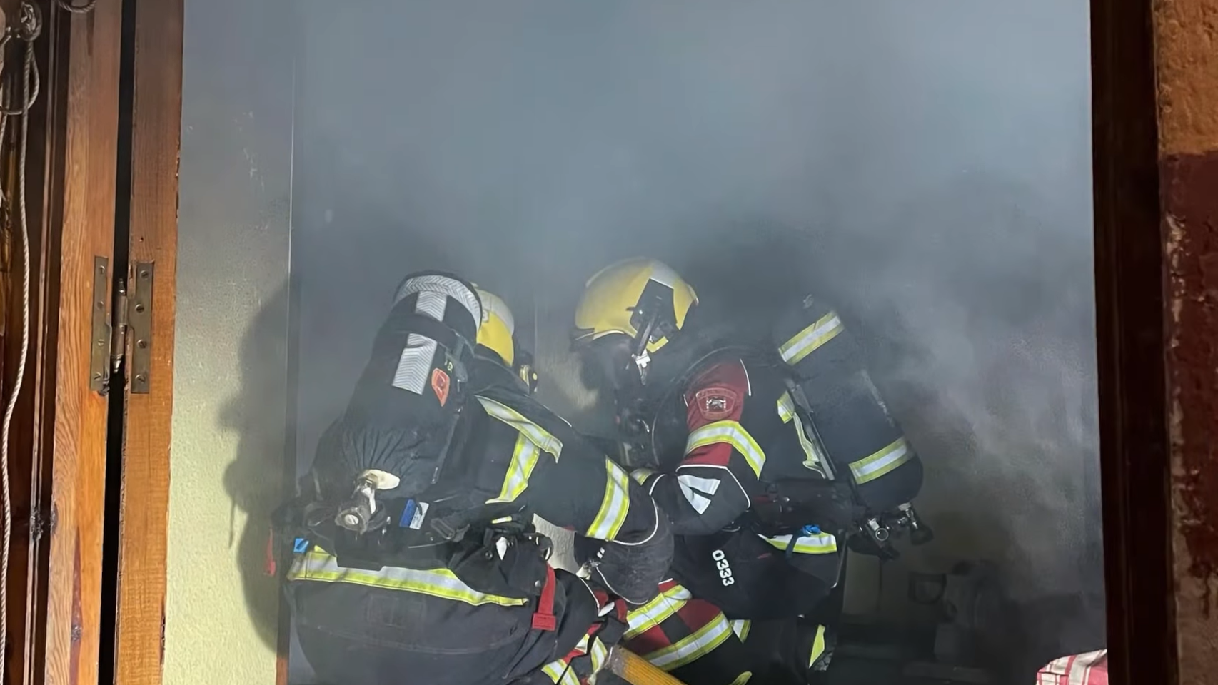 Un incendio calcina una vivienda de Lillo: el vídeo de la intervención de los bomberos