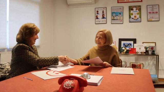 Rocío Nieto Rubio, presidenta de APRAMP, y Silvia Moroder de León y Castillo, presidenta de Fundación ANAR, firman un acuerdo para proteger a la infancia.