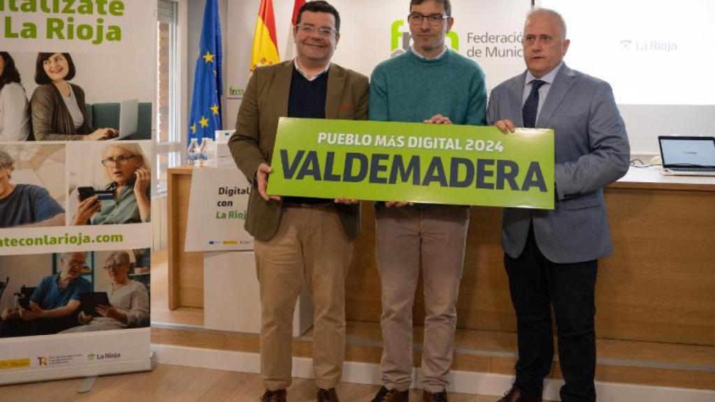 Entrega a Valdemadera de la distinción de pueblo más digital de La Rioja.