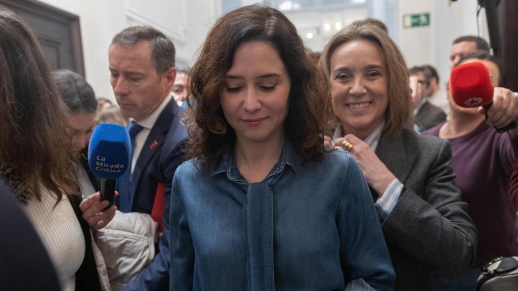 La presidenta de la Comunidad de Madrid, Isabel Díaz Ayuso (i) y la secretaria general del PP, Cuca Gamarra (d), a su llegada a un desayuno informativo, en el Hotel Mandarin Oriental Ritz.