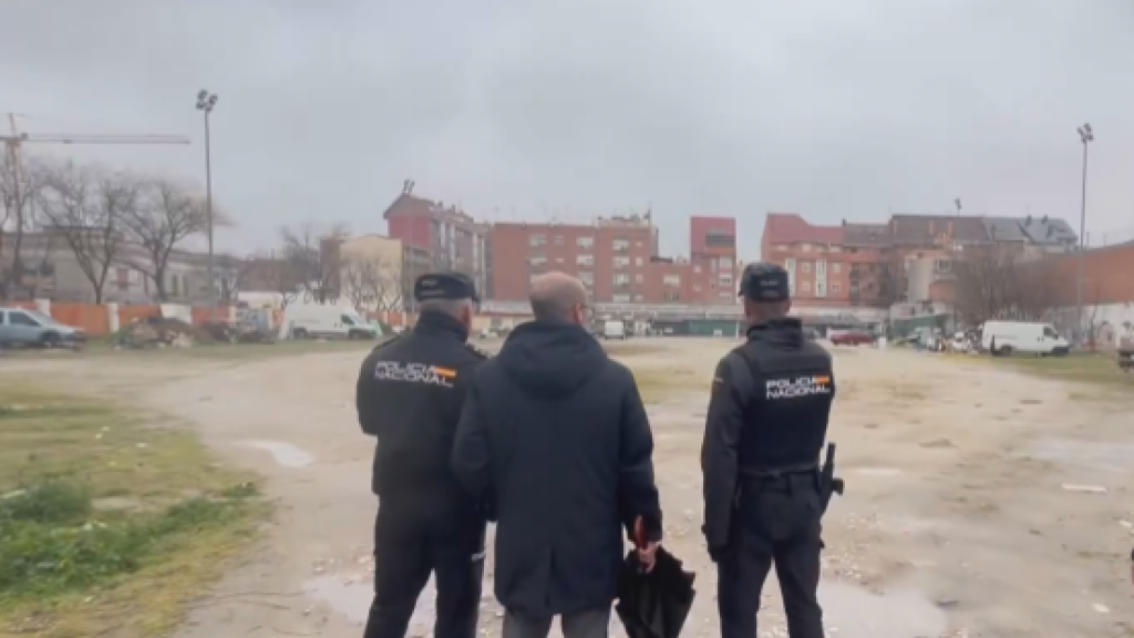 El delegado del Gobierno en el campo de fútbol okupado de Carabanchel.