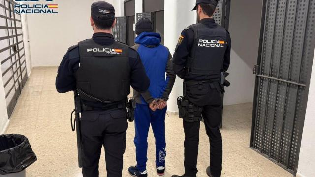 Imagen de dos agentes de la Policía Nacional y el detenido en Ronda.