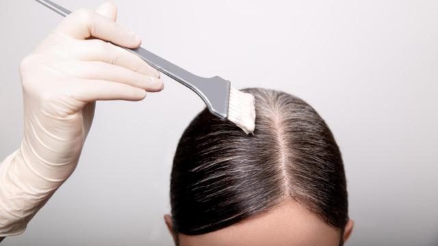 Mujer tiñéndose el pelo.