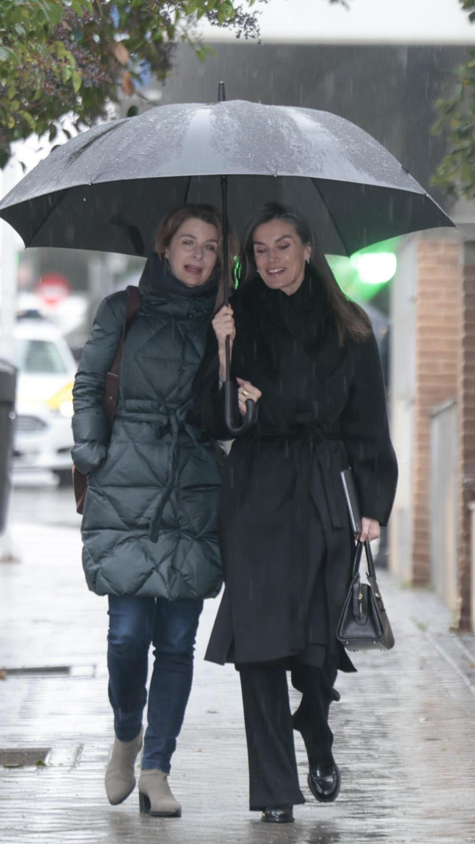 Letizia, junto a María Ocaña, acudiendo a su reunión de trabajo con FEDER