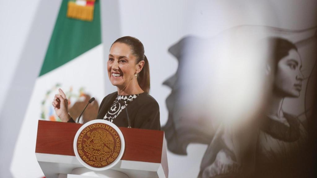 La presidenta de México, Claudia Sheinbaum, habla durante una rueda de prensa este martes, en el Palacio Nacional en Ciudad de México.