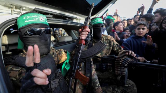 Un desfile de terroristas de Hamás durante la liberación de tres rehenes israelíes.