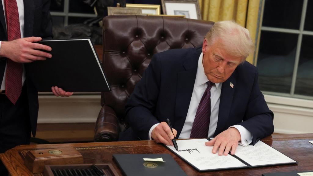 Donald Trump firma órdenes ejecutivas en el Despacho Oval el día de la toma de posesión.