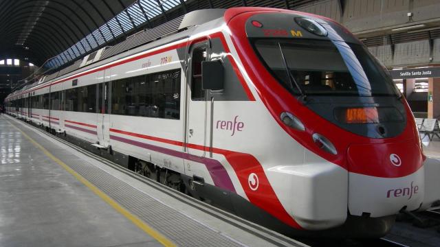 Un tren de Cercanías en la estación de Santa Justa de Sevilla.