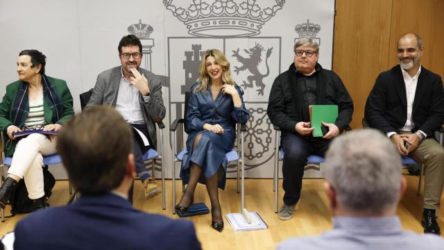 Yolanda Díaz en la reunión con alcaldes de los municipios afectados por la dana. Efe / Ana Escobar