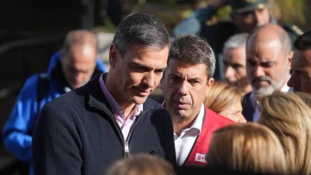 Pedro Sánchez, junto a Carlos Mazón en su visita a Valencia tras la dana. EP / Jorge Gil