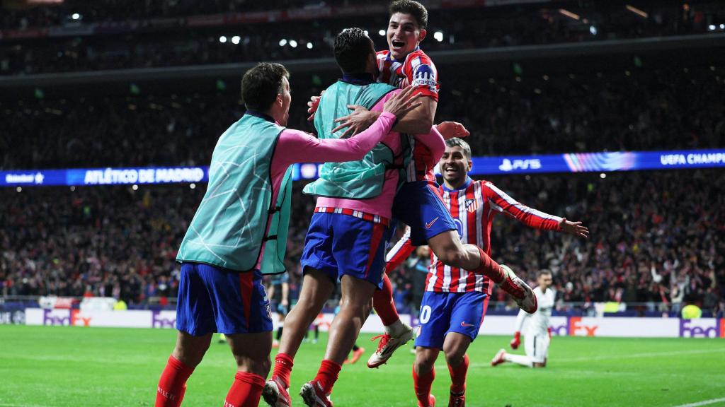 Los jugadores del Atlético de Madrid celebran el segundo gol de Julián Álvarez ante el Leverkusen.