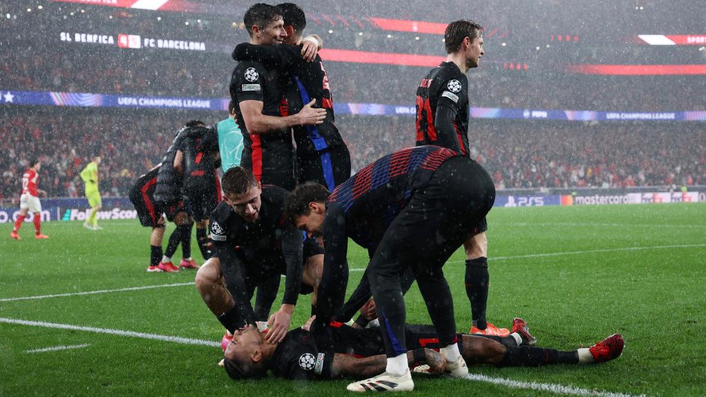 Los jugadores del Barça celebran el gol de Raphinha.