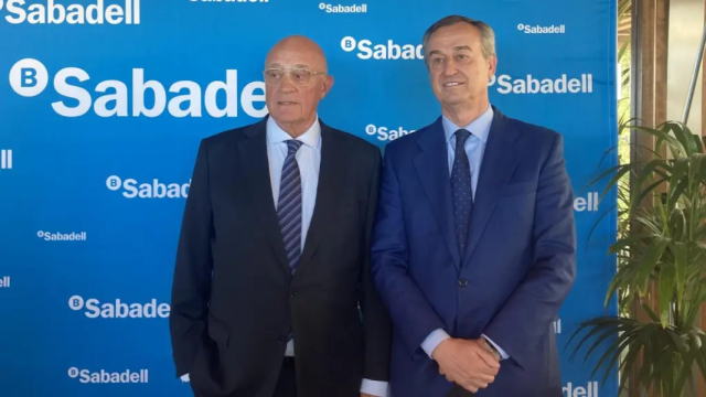 El presidente de Banco Sabadell, Josep Oliu (izq..), junto al consejero delegado, César González-Bueno.