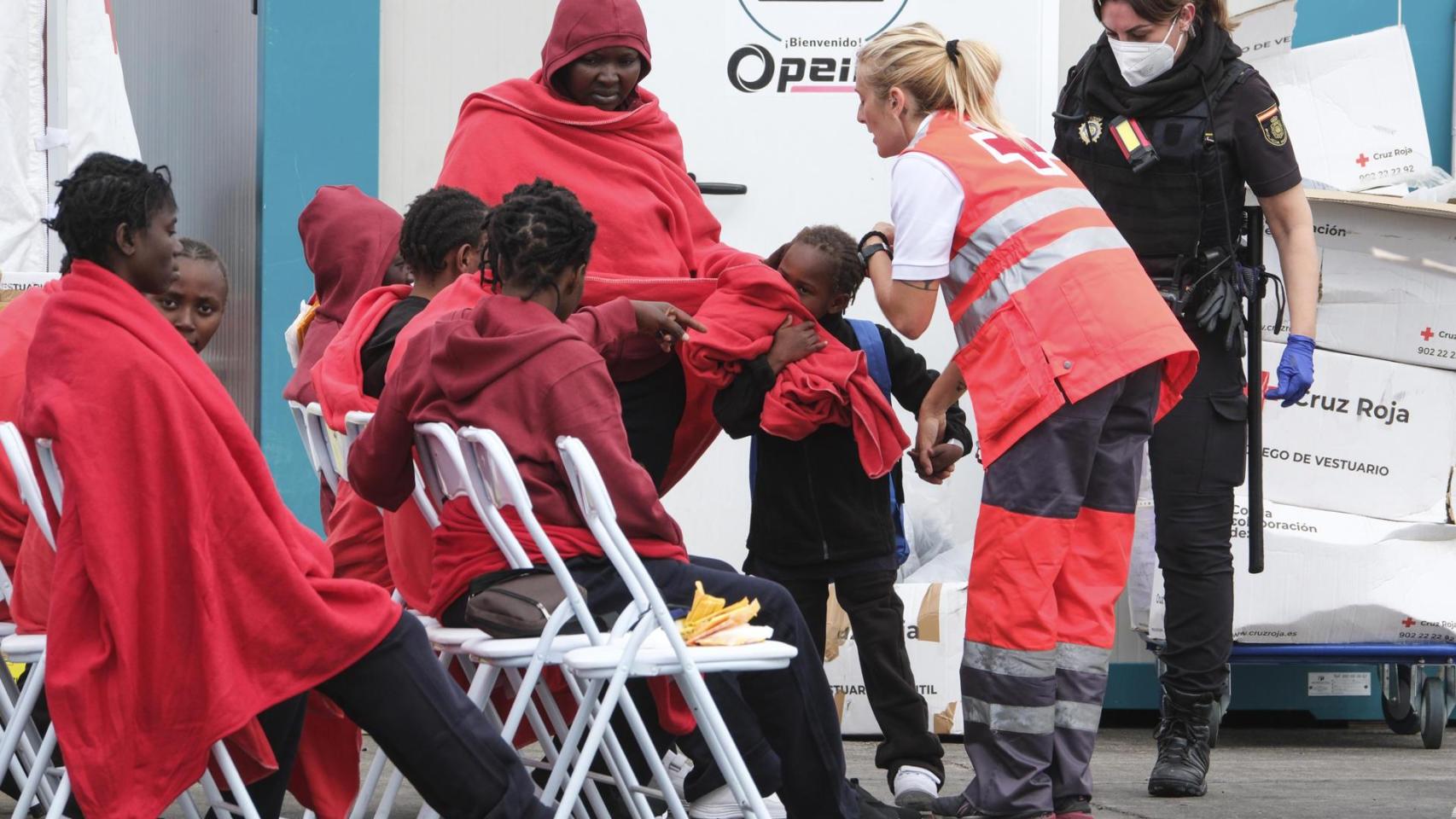 Llegan 742 migrantes a El Hierro, Tenerife y Gran Canaria a bordo de 10 cayucos en las últimas horas