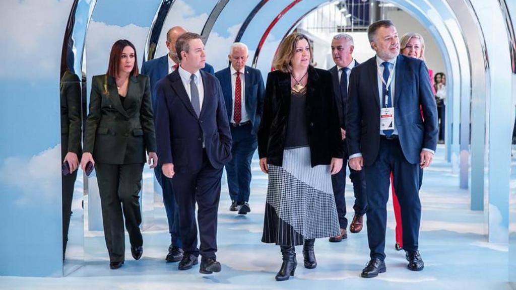 Emiliano García-Page en el estand de Castilla-La Mancha en Fitur junto a la directora general de Turismo, Ana Isabel Fernández; la consejera de Economía, Empresas y Empleo, Patricia Franco; y el alcalde de Cuenca, Darío Dolz.