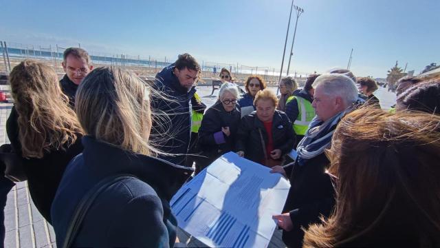 El alcalde Luis Barcala, centro, en una reunión anterior sobre las obras en el tramo costero de la Serra Grossa.