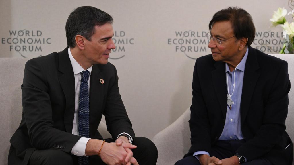 Pedro Sánchez, presidente del Gobierno, y presidente ejecutivo de Arcelor Mittal, Lakshmi N. Mittal.