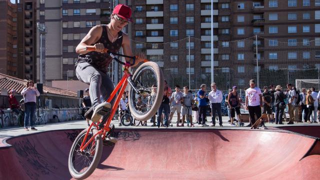 Un joven en el Skatepark de vía hispanidad, en Zaragoza.