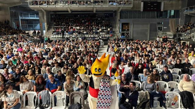 La mascoata Foguet ya es protagonista en los actos de Hogueras de Alicante.