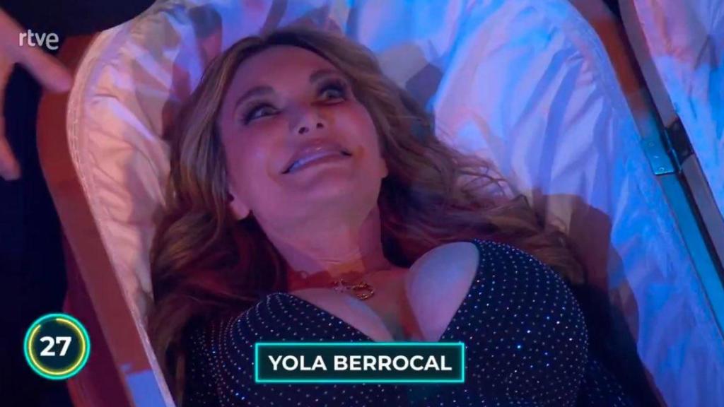 Yola Berrocal simula estar fallecida en un ataúd, en el 'Late Xou' de Marc Giró.