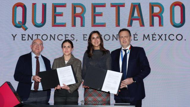 El alcalde de Valladolid, Jesús Julio Carnero, junto con la concejala Blanca Jiménez renuevan el acuerdo de colaboración con Querétaro en Fitur