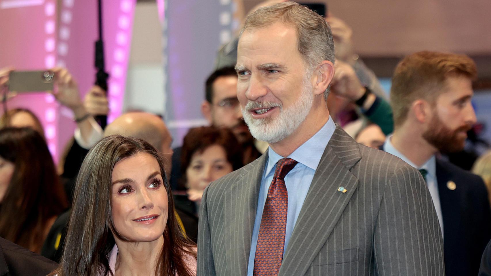 De la mirada de amor de Letizia a Felipe VI a los curiosos regalos que han recibido los Reyes: las anécdotas de Fitur 2025