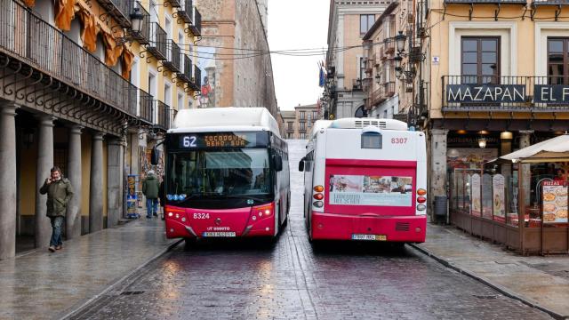 Dos autobuses urbanos de Toledo se cruzan en Zocodover.