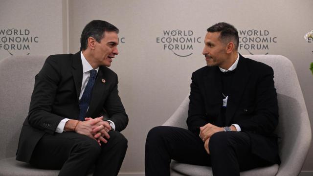 Pedro Sánchez, presidente del Gobierno, y Khaldoon Al Mubarak, consejero delegado de Mubadala.