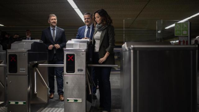 El consejero de Presidencia, Justicia y Administración Local, Miguel Ángel García, el consejero de Vivienda, Transportes e infraestructuras, Jorge Rodrigo, y la presidenta de la Comunidad de Madrid, Isabel Díaz Ayuso, durante el acto de apertura de la remodelación del vestíbulo de la Estación de Atocha-Almudena Grandes.