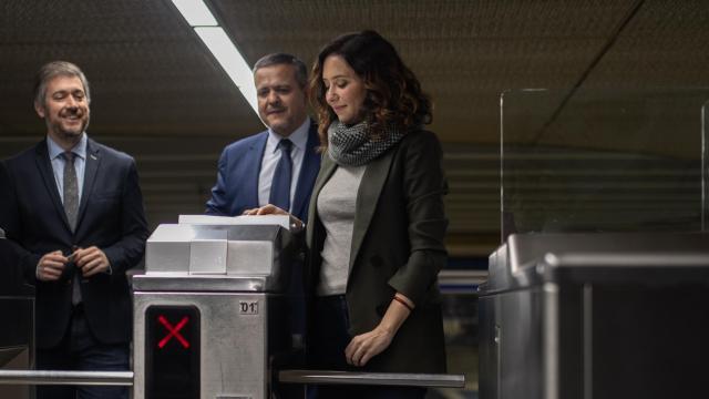 El consejero de Presidencia, Justicia y Administración Local, Miguel Ángel García, el consejero de Vivienda, Transportes e infraestructuras, Jorge Rodrigo, y la presidenta de la Comunidad de Madrid, Isabel Díaz Ayuso, durante el acto de apertura de la remodelación del vestíbulo de la Estación de Atocha-Almudena Grandes.