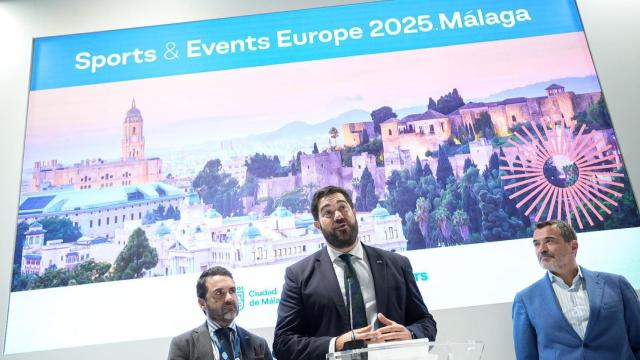 Los concejales de Turismo, Jacobo Florido, y de Deportes, Borja Vivas, este miércoles en Fitur.