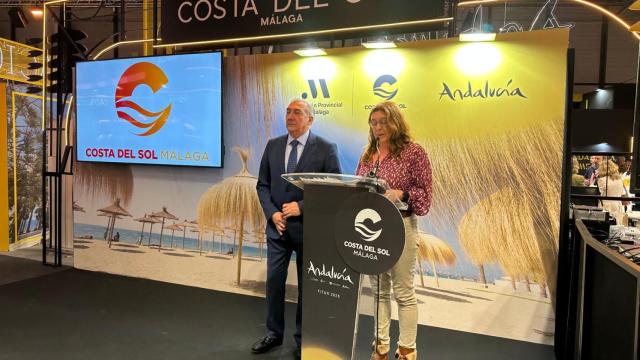 Antonio Díaz y Esperanza González en la presentación de Turismo Costa del Sol en Fitur.