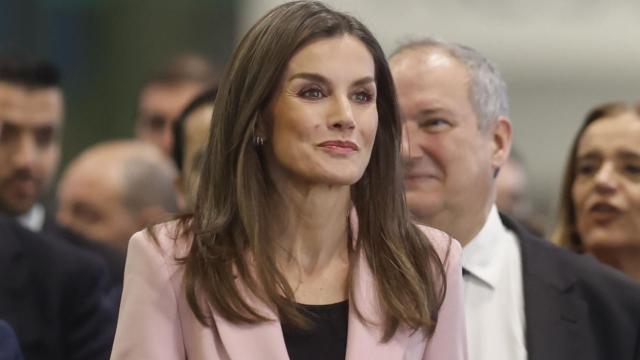 La combinación perfecta de Letizia: 'blazer' de segundas rebajas de Zara por 18 euros y pendientes de diamantes