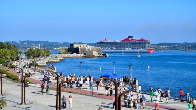 Personas paseando junto al Castillo de San Antón, A Coruña