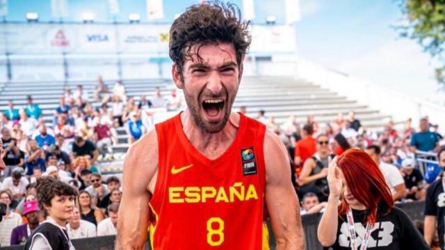 Carlos Martínez celebra un triunfo con la selección española de baloncesto 3x3.