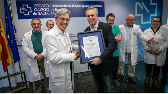 En conselleiro de Sanidade entrega la certificación ISO 9001 a la Unidad de Endoscopias Digestivas del área sanitaria de Santiago y Barbanza .