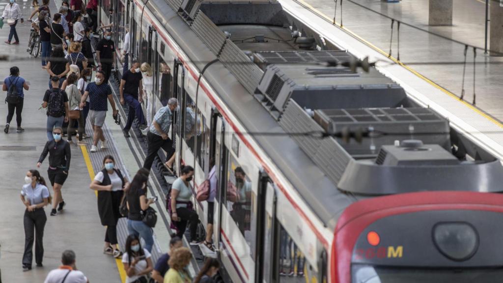 Viajeros suben a un tren de Cercanías en la estación de Santa Justa.