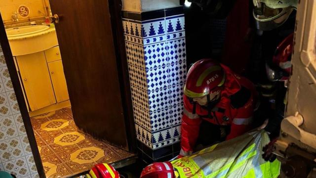 Actuación de los Bomberos en Pilas para rescatar a una anciana atrapada.