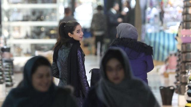 Una mujer sin velo en un mercado de Teherán.