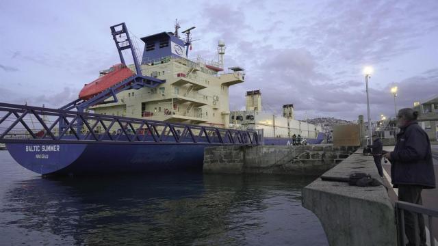 Agentes de la UCO inspeccionan el buque 'Baltic Summer' atracado en el puerto de Vigo