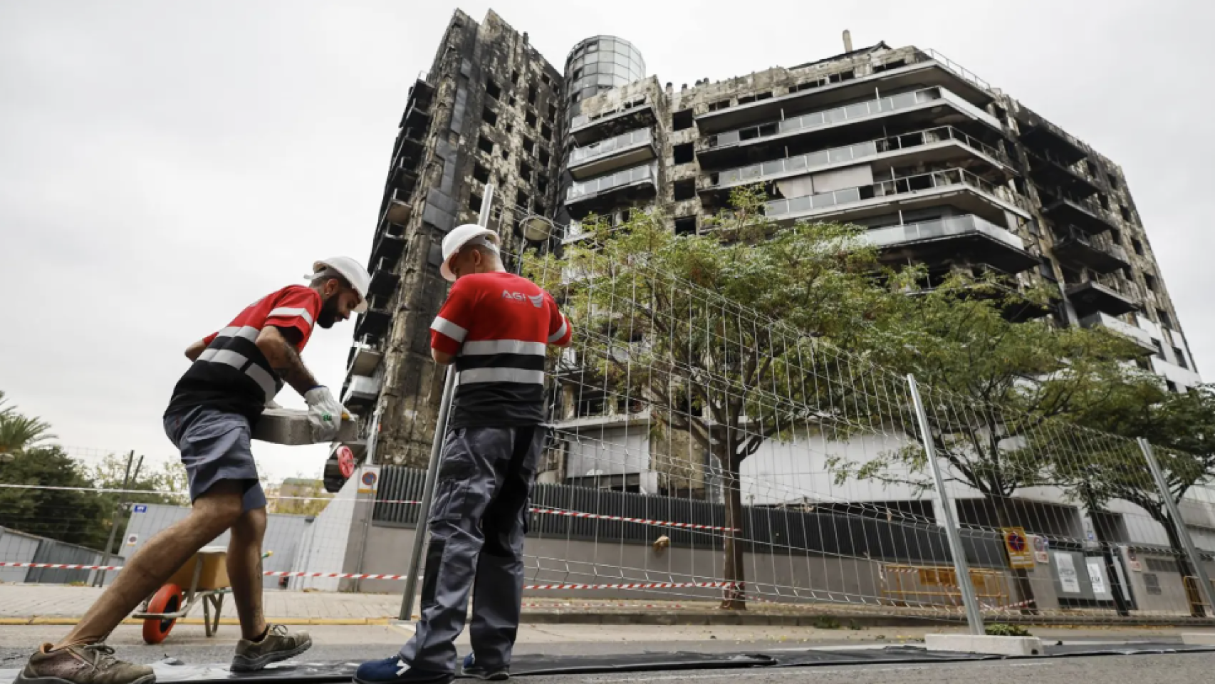 Técnicos trabajan en la limpieza del edificio de Campanar en Valencia Efe/Biel Aliño