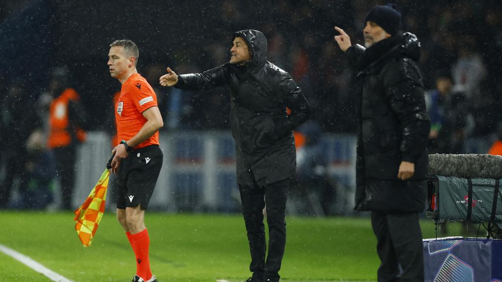 Pep Guardiola and Luis Enrique give instructions to their players during PSG - Manchester City.