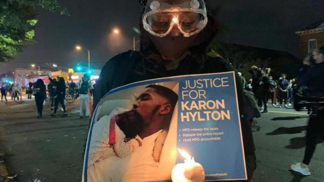 Imagen de archivo de una manifestación contra la muerte de Karon Hylton-Brown en 2020.