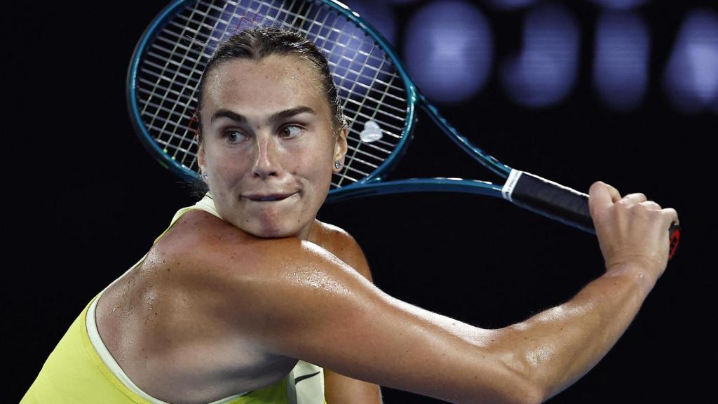 Sabalenka ejecuta un golpe en el partido ante Paula Badosa.