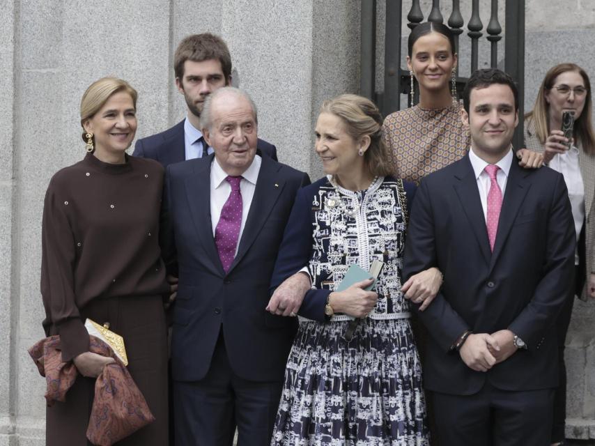 El emérito Juan Carlos con sus hijas y tres de sus nietos, en la boda de José Luis Martínez-Almeida, en 2024.