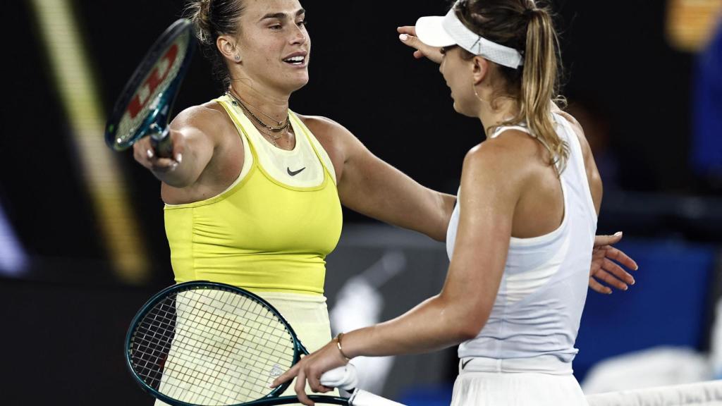 Badosa y Sabalenka, grandes amigas, se funden en un abrazo.